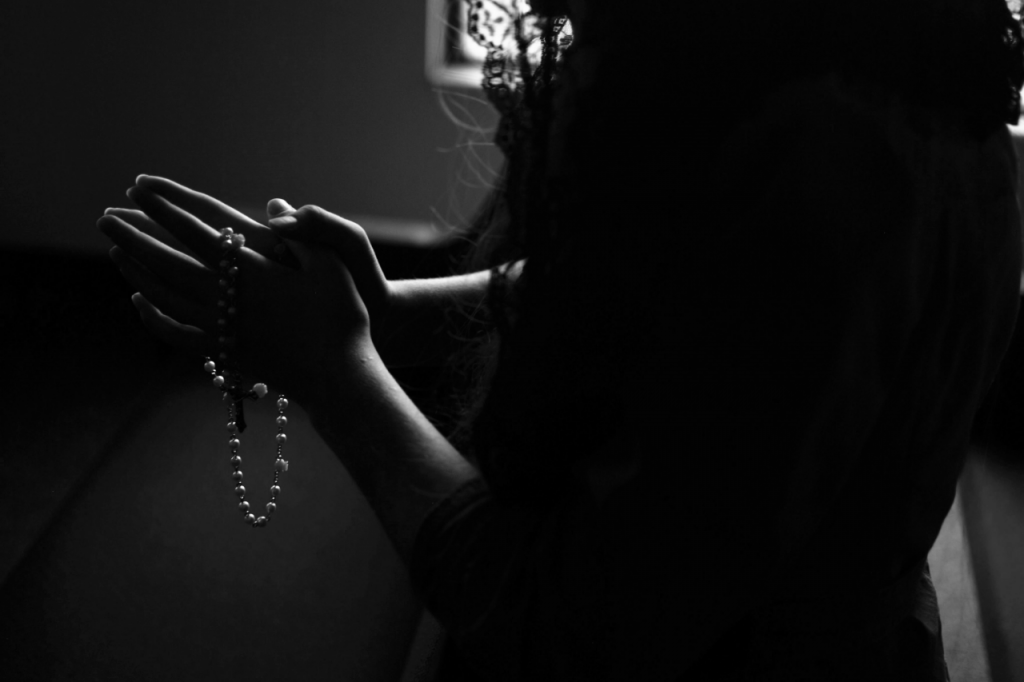 woman using prayer beads