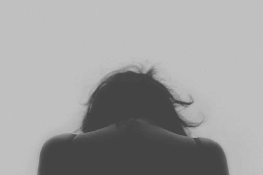 back of girl in black and white